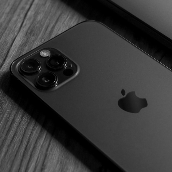Imagem com iPhone sobre a mesa