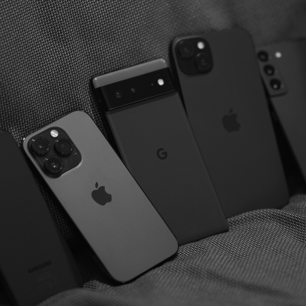 Vários celulares sobre a mesa