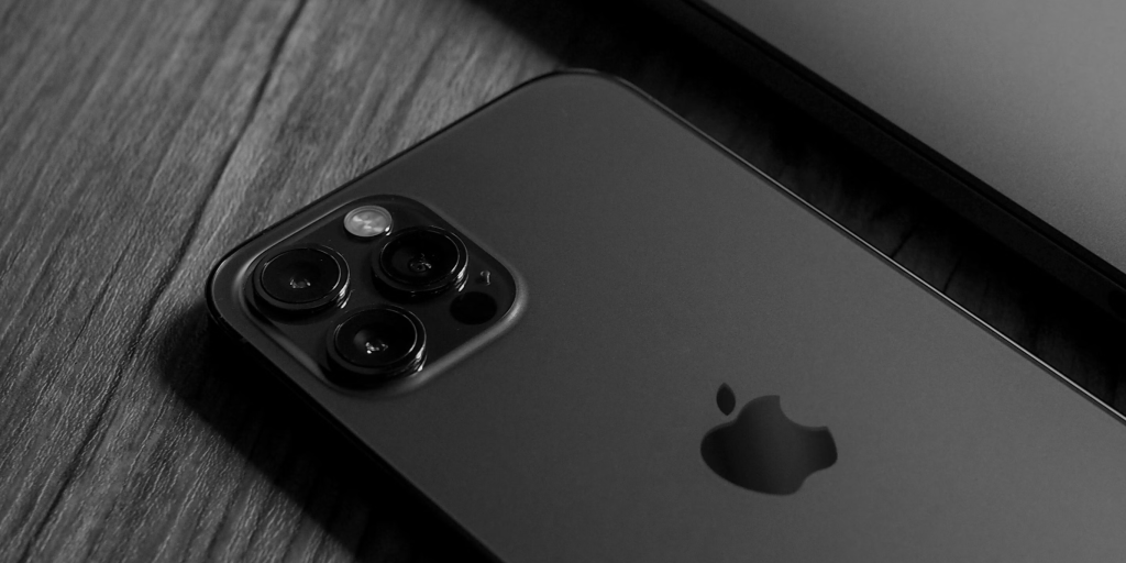 Imagem com iPhone sobre a mesa